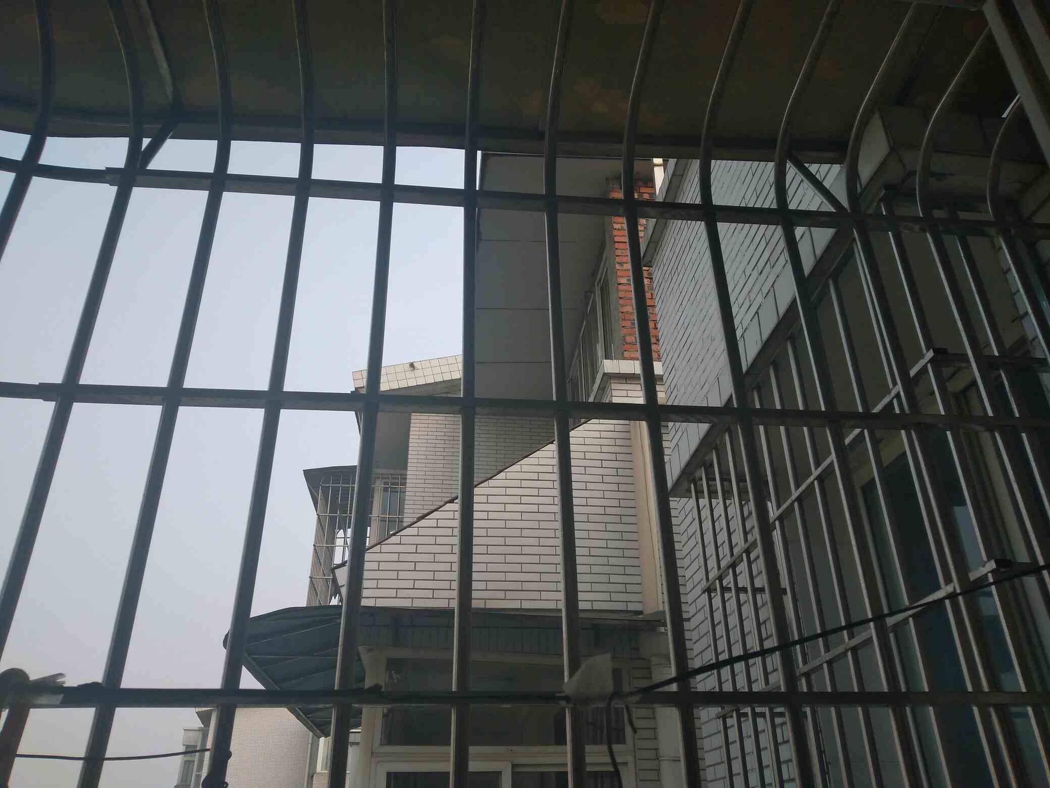 随意搭建违章建筑,在楼顶修建砖混房屋, - 威远县委书记 - 内江市