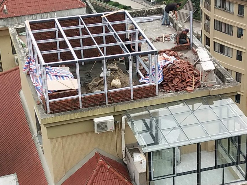 寿宁龙庭国际小区楼顶盖房子,希望有关部门管管