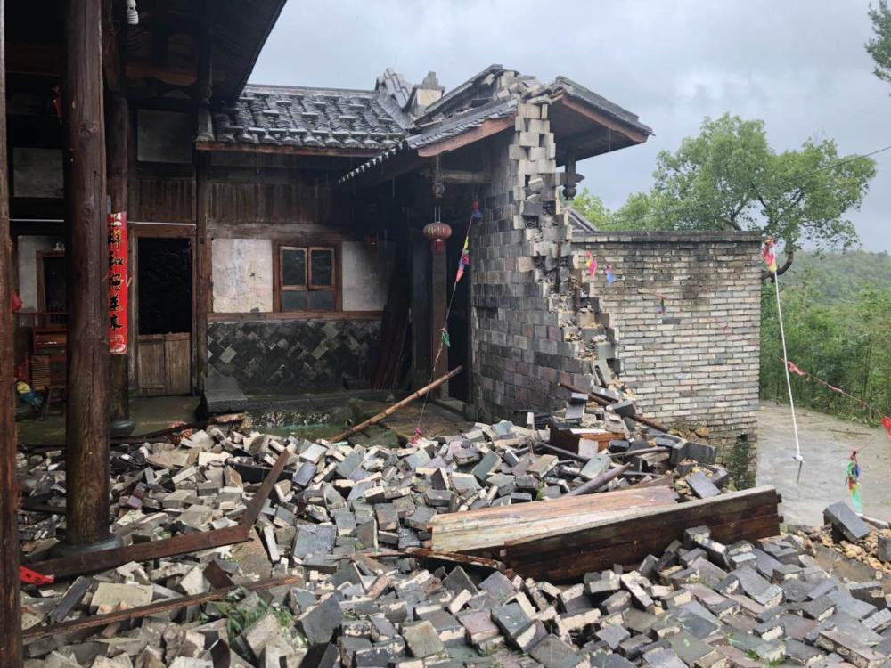 百年房子外墙被台风吹倒了可是没钱修理