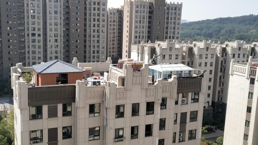 政府不作为,违章建筑重大安全隐矗立楼顶2年多