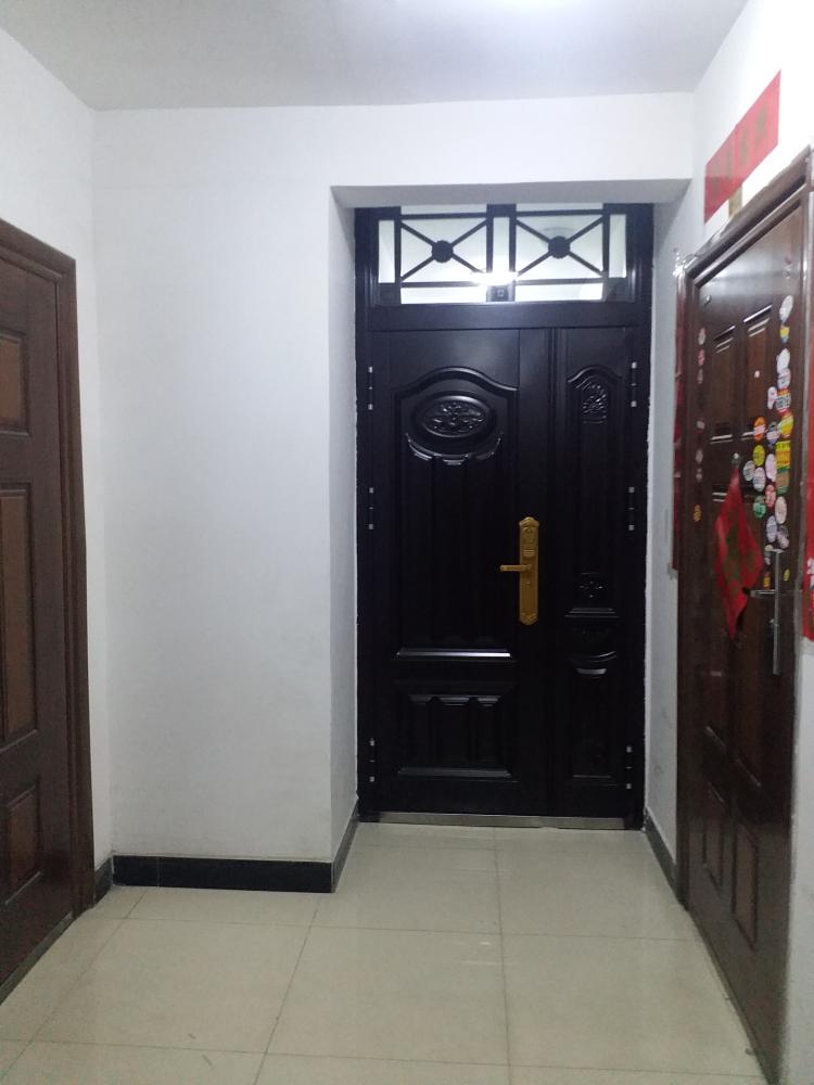 私装防盗门圈占楼道,防盗门紧挨家门,影响出行