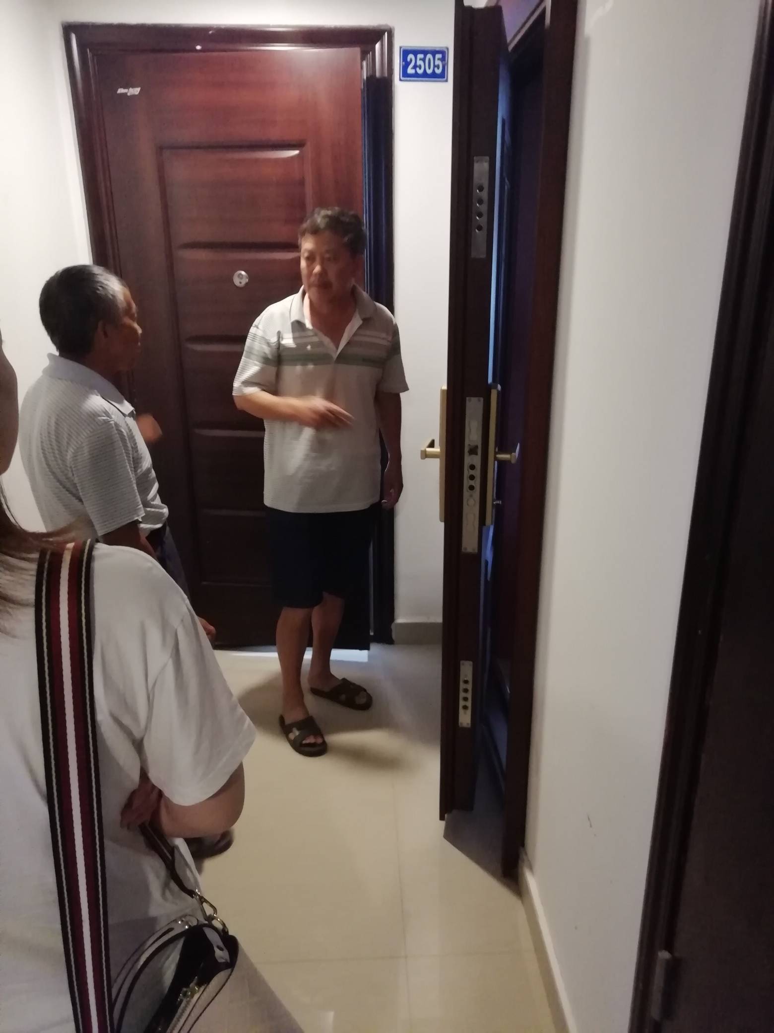 隔壁私自把门改成外开,互相开门会碰在一起