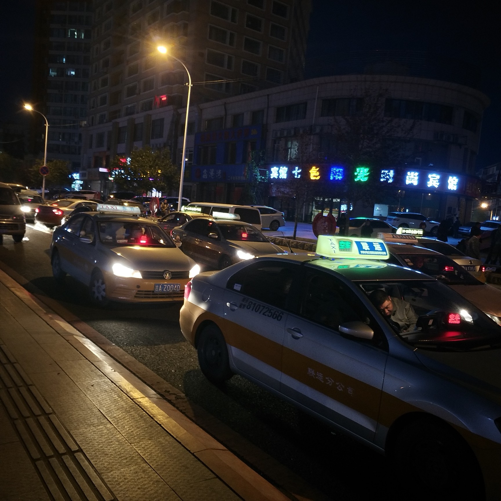 凌晨3至7点,出租车私家车占道逆行造成严重堵车