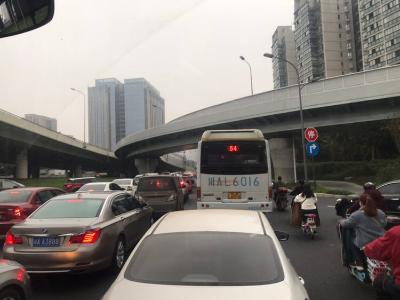 三环羊犀立交桥下出城方向道路设计不合理