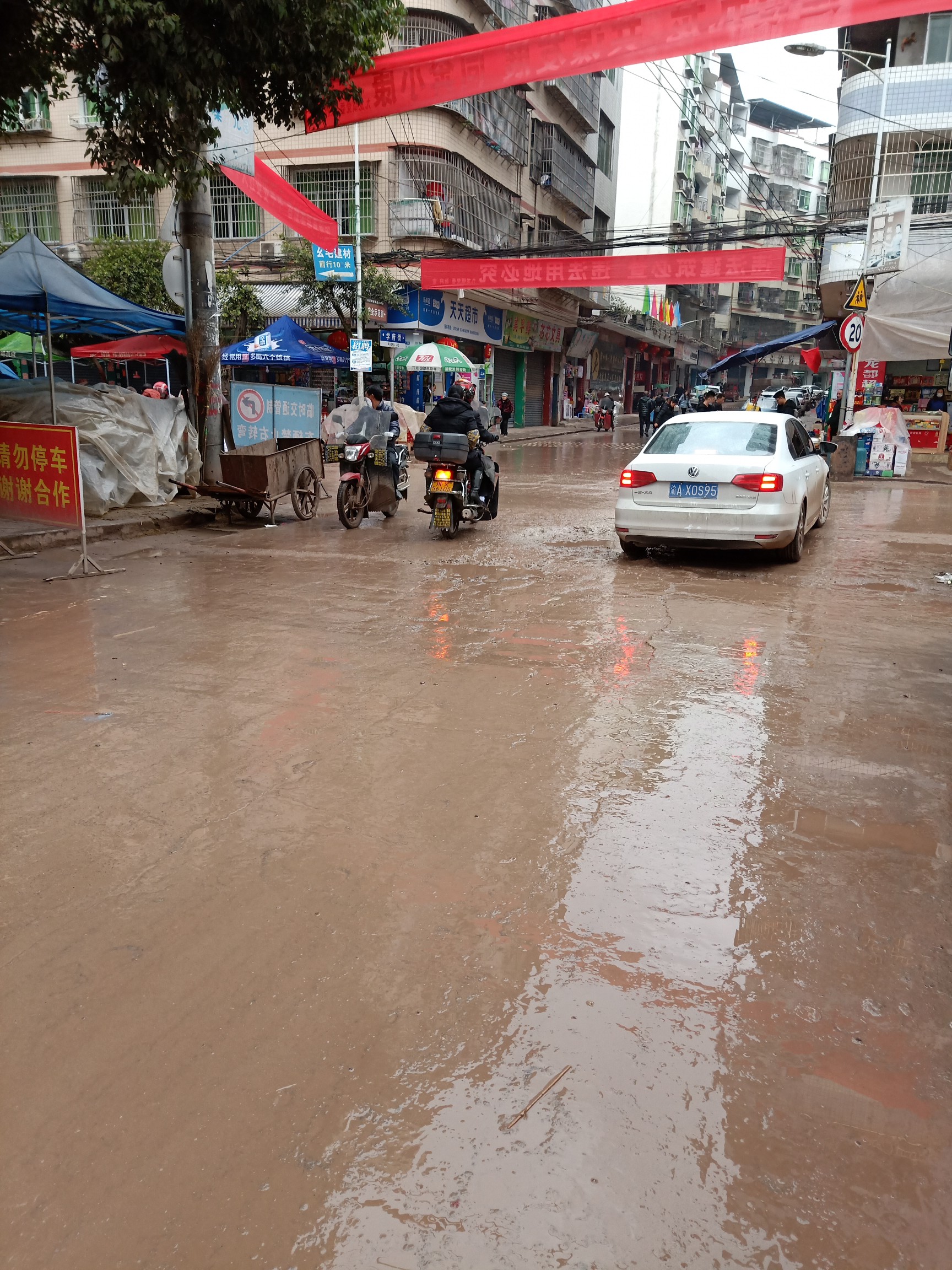 邻水九龙镇街区道路下雨天犹如在水田中行走 广安市委书记李建勤