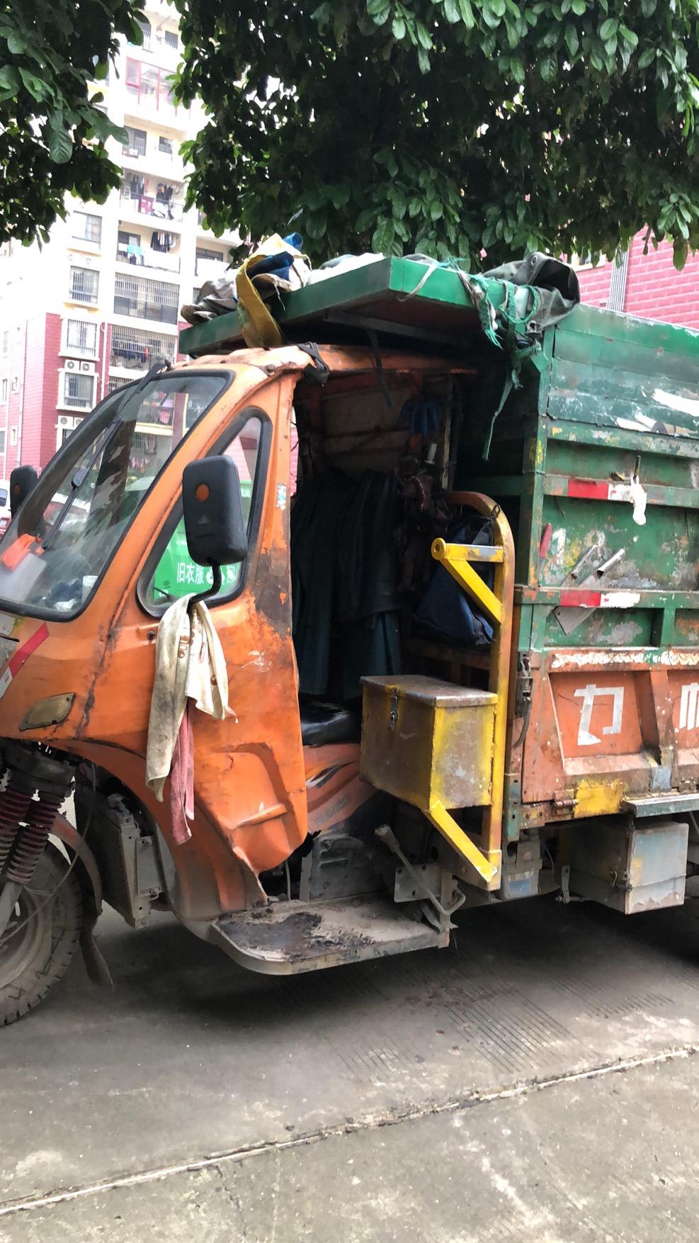 脏臭的垃圾车占用消费通道,停在小区楼下出入口