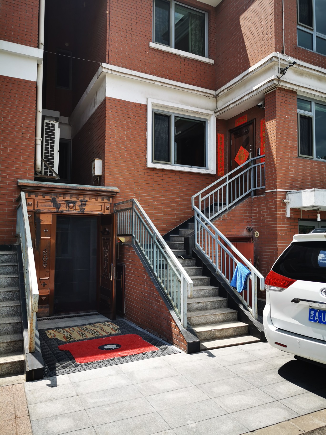 太原市小店区华宇绿洲别墅区违法私搭乱建