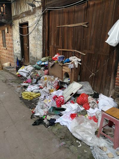 昌元街道白象社区外南尾街77成垃圾场臭气熏天