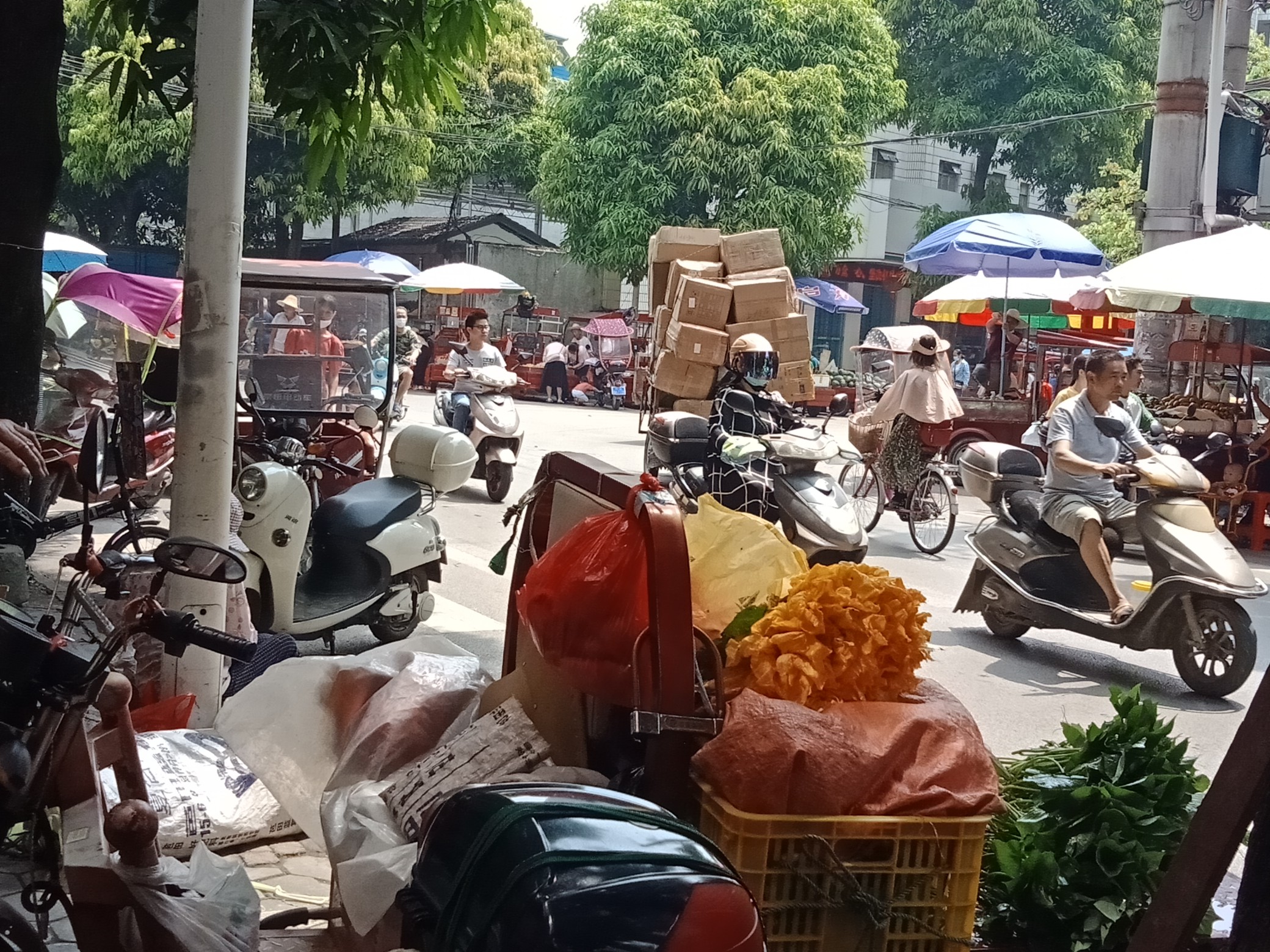 霞客路解放路丁字路口占道摆摊城管无可奈何 - 上林县委书记 - 南宁市