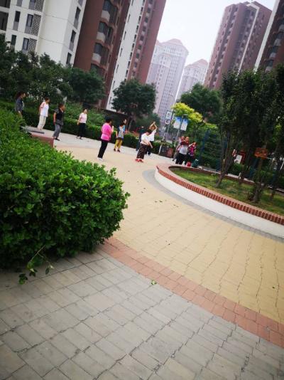 天津市北辰区果园街道辰兴家园七号楼楼下广场舞