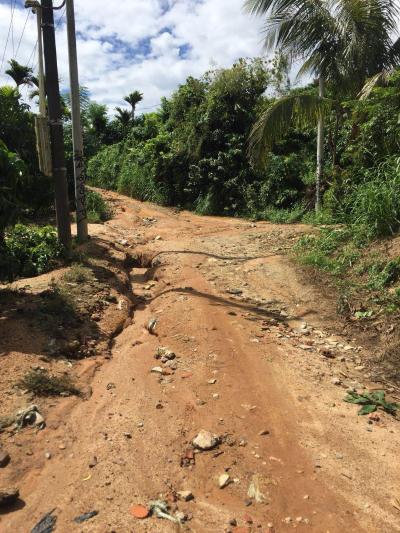 崎岖,弯曲,陡峭,坑洼不平,深沟,碎石的道路