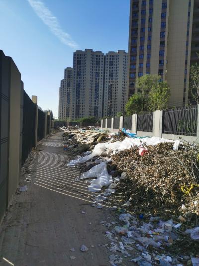 港区万科沐阳园小区幼儿园通道建筑垃圾肆意堆积