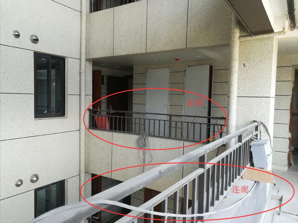 本人是金地保利风华府业主,小区在交付时候,我们发现高层连廊存在不