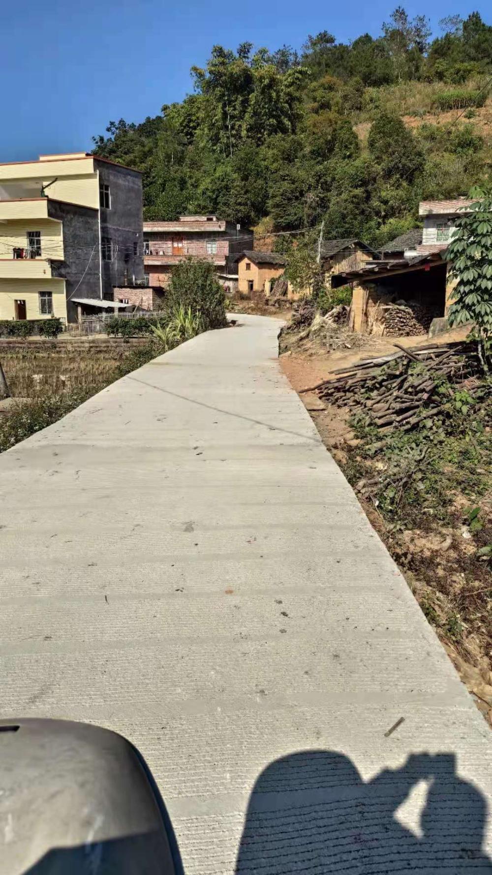 农村村道硬底化水泥路修建