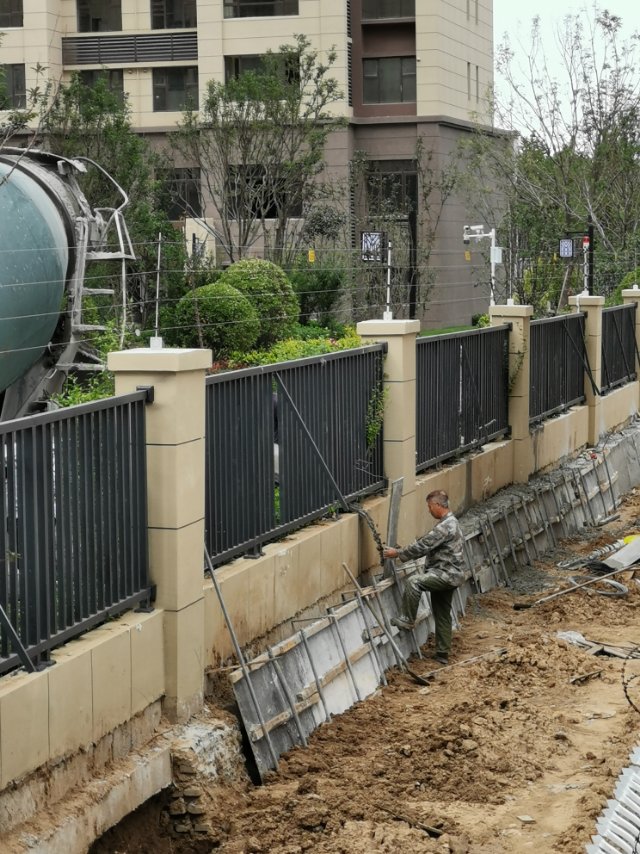 龙口市碧桂园龙游台东围墙超出建筑红线应拆除