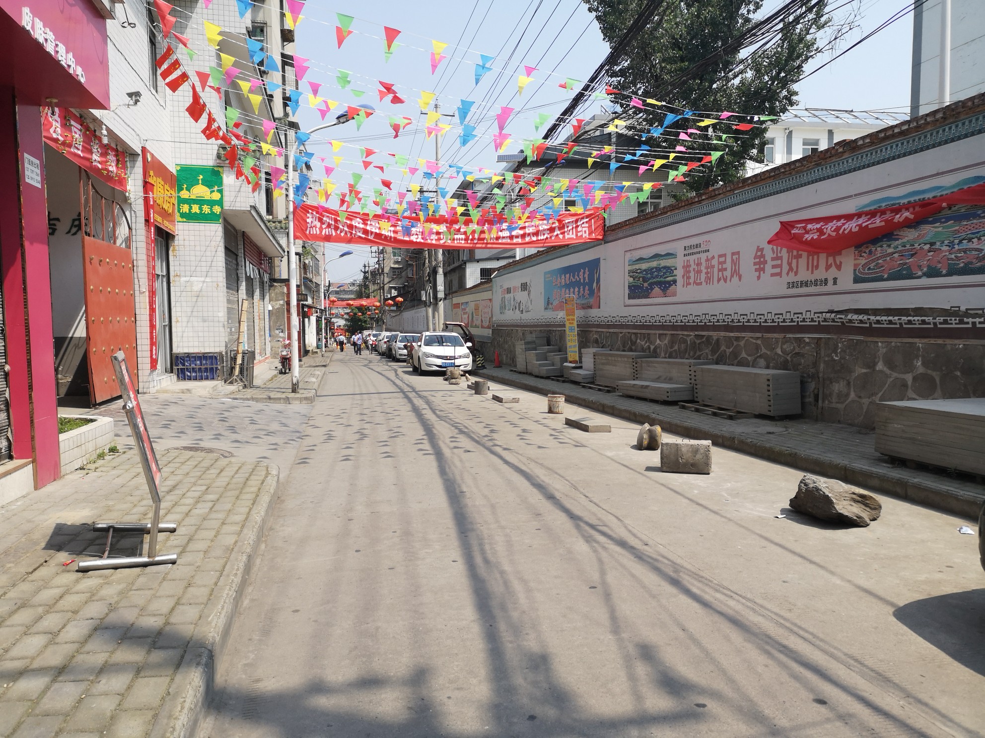 汉滨区西井街乱占道路私设停车桩现象严重