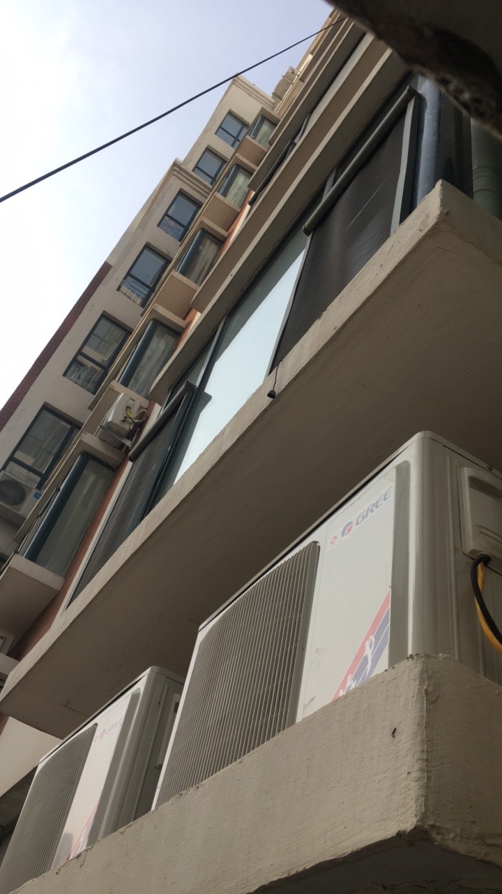 反映楼上邻居把空调按在我的飘窗上