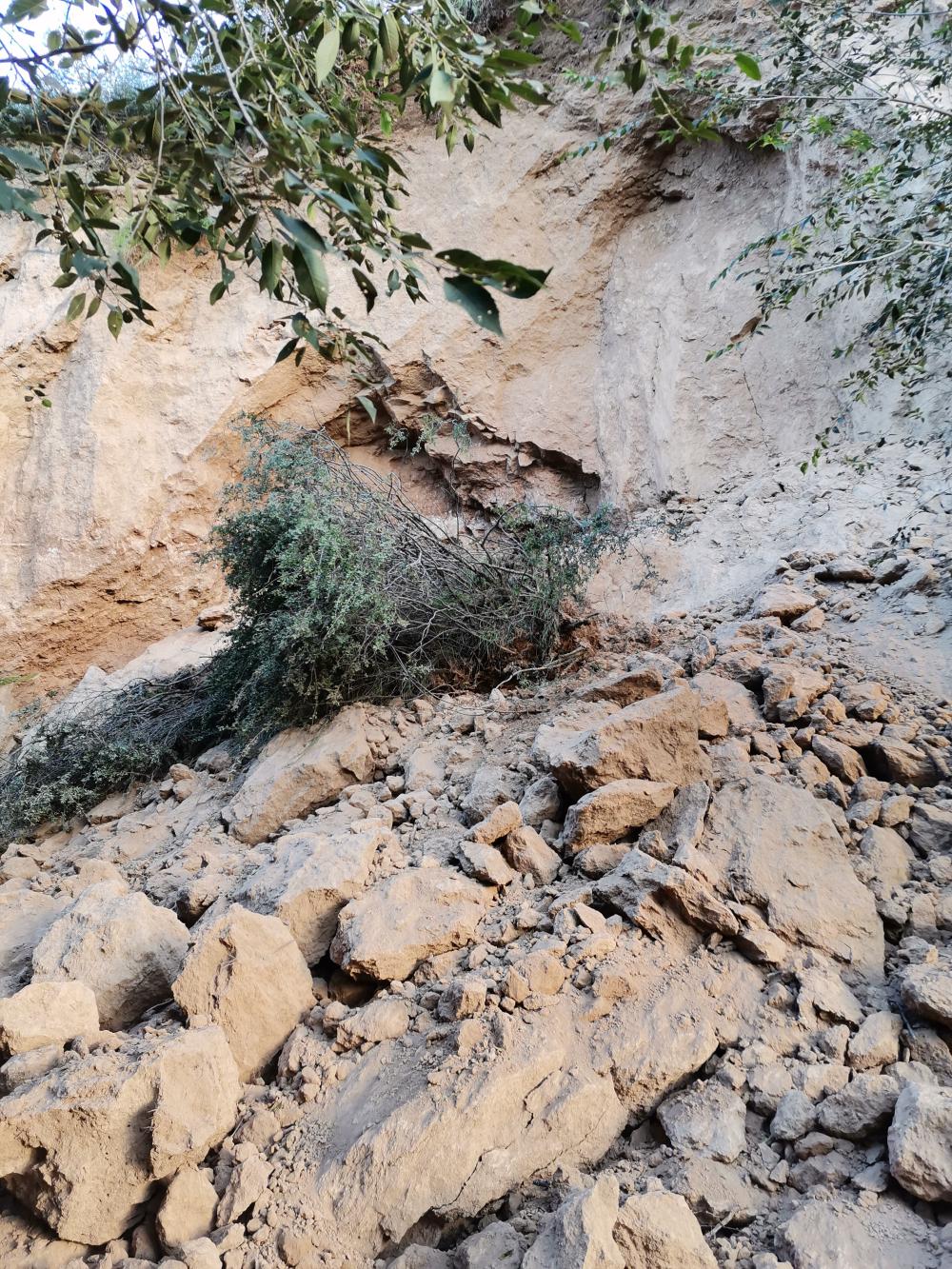 天天住在危险系数极高地房子里,家人地安全得不到保障,窑洞坍塌悬空