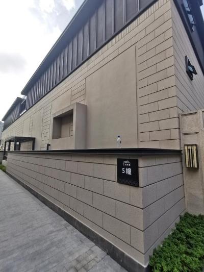 开发商未通过规划私自在我家违章建设风井