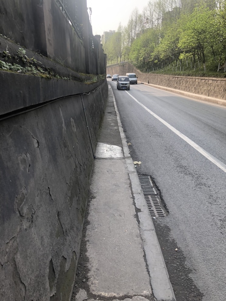 道路狭窄给行人带来安全隐患