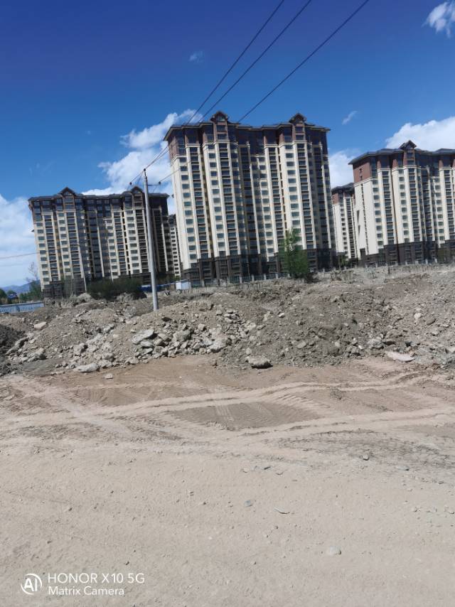 多巴新城彩钢围起来挖沙填垃圾