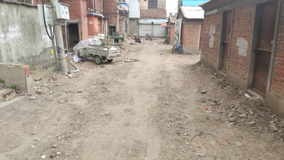 请市领导督促住建局抓紧把老旧小区改造项目完成 - 扎兰屯市委书记