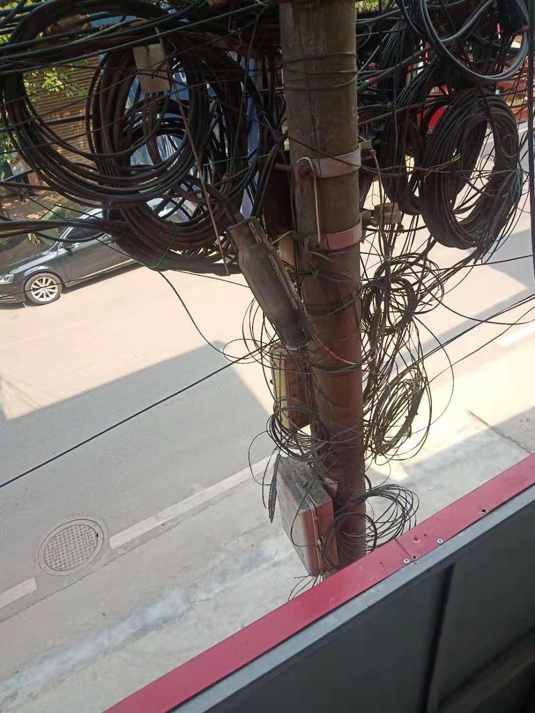 方家新街电桩上的网线亟待整理 