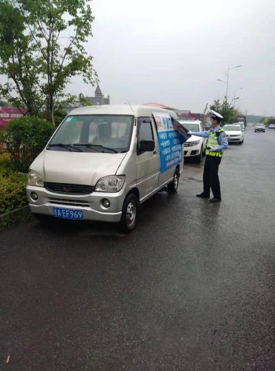 星雨华府售楼处门前广告面包车违停影响市容 - 宽城区委书记 - 长春市