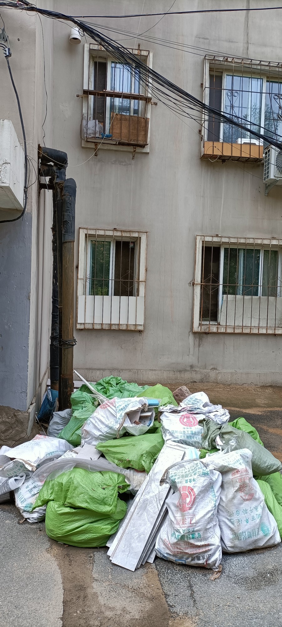 新程物业协调两月居民装修垃圾从夏到秋堆放至今