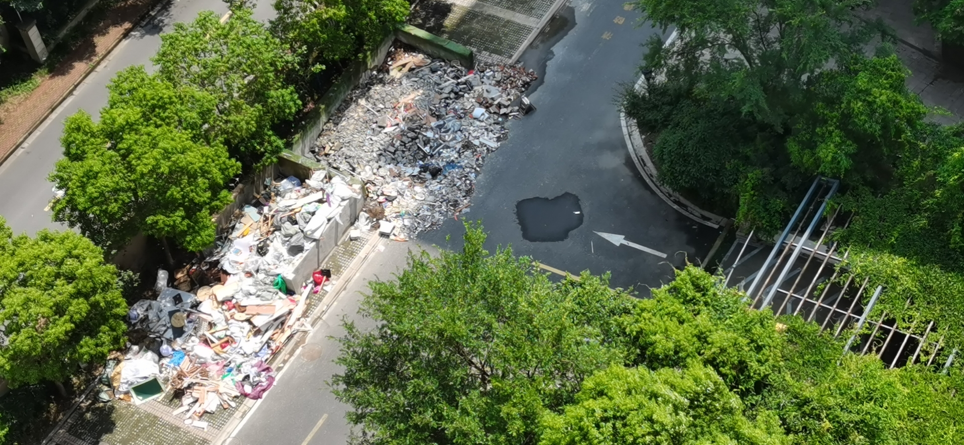 小区内建筑垃圾成堆,物业不作为