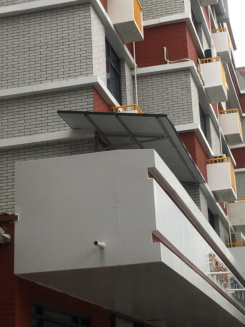 街面铁皮雨棚噪音扰民已办理城建投诉