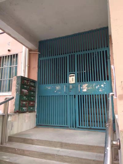 南码头路1351弄楼栋防盗门安装在上下楼梯上