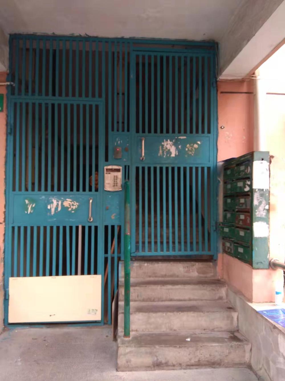 南码头路1351弄楼栋防盗门安装在上下楼梯上
