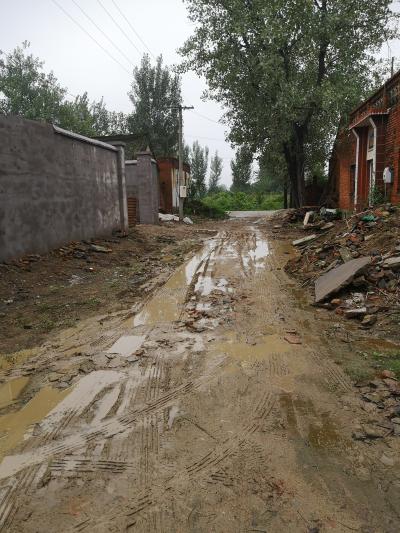 农村泥巴路出行难