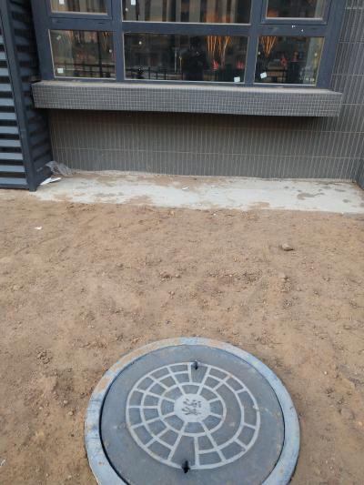 关于维邦房地产梦园时代小区违规建立井盖问题