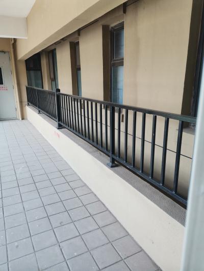 消防连廊护栏太低存在安全隐患