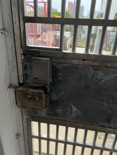 天台违章搭建天台安全门长期上锁导致消防安全