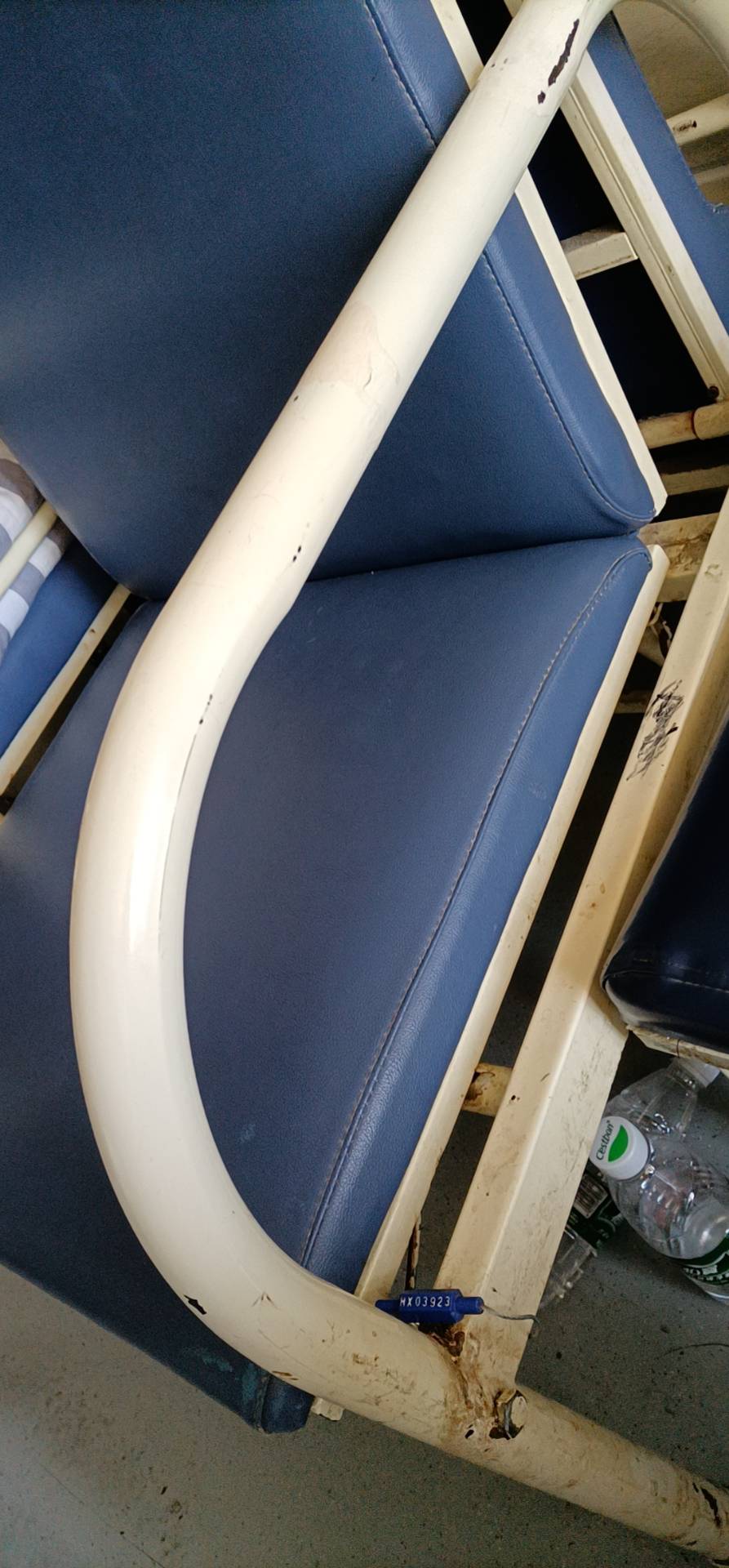 在神经内科六科室(住院部六楼),病房里放的那种折叠躺椅被医院锁着了